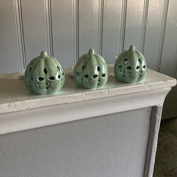 NWT Set of 3 LED Light Up Ceramic Pearl Glazed Petal Cutout Pumpkin Decorations - Picture 11 of 17